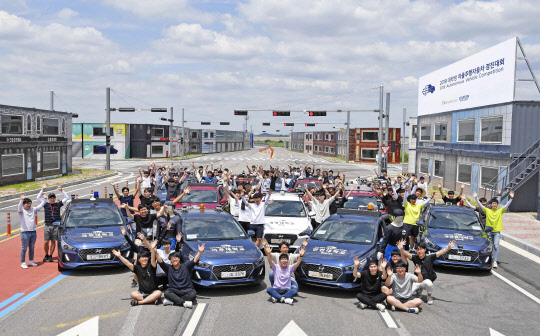 현대자동차그룹이 10일 국내 최대 규모의 '제14회 미래자동차 기술공모전: 2019 대학생 자율주행자동차 경진대회' 본선 대회를 세계 최고 수준의 자율주행 실험도시 '케이시티(K-CITY)'에서 개최했다.   연합뉴스